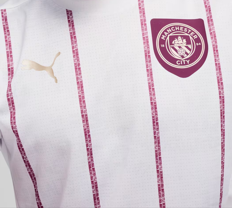 Camisa Manchester City Pré-jogo 25/26 - Torcedor Puma Masculina - Branca com detalhes em vinho