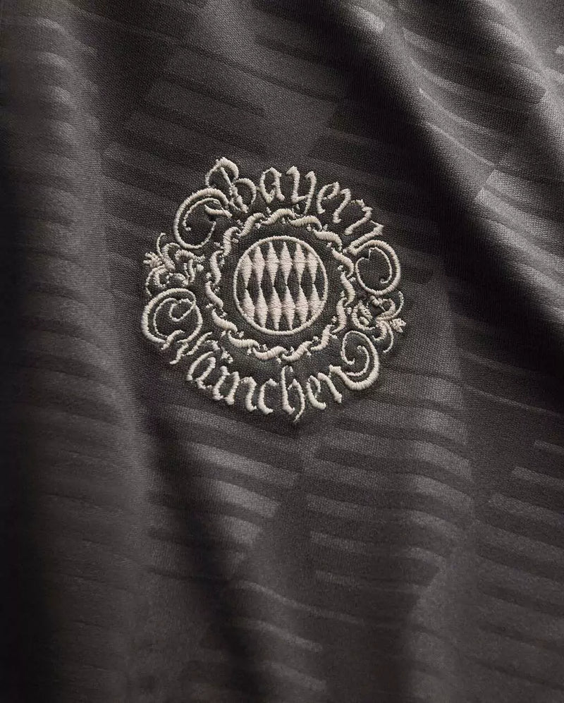 Camisa Bayern de Munique Edição especial Oktoberfest 24/25 - Torcedor Adidas Masculina - Preta com detalhes em bege